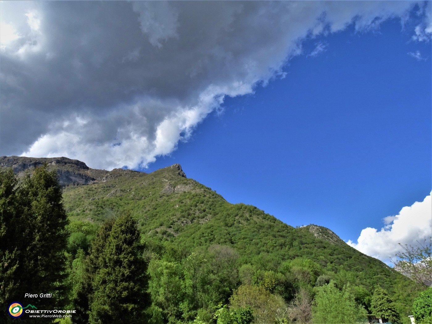 78 Zoom in Corno Birone coperto da nuvole, ma baciato dal sole.JPG